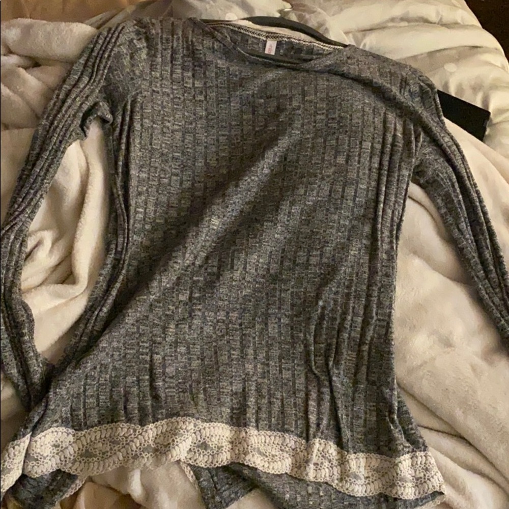 Long sleeve with lace detailing